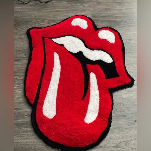 Custom Kiss Rug. - Picture 2 of 3